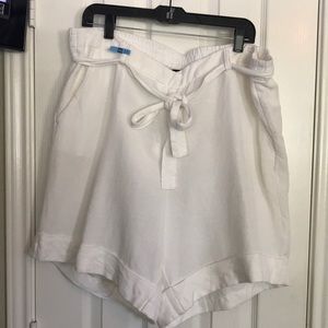 White, cuffed part linen shorts